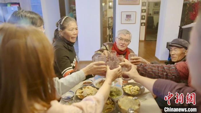 圖為賀歲紀錄片《“洋女婿”的中國年》劇照。　胡遠航 攝