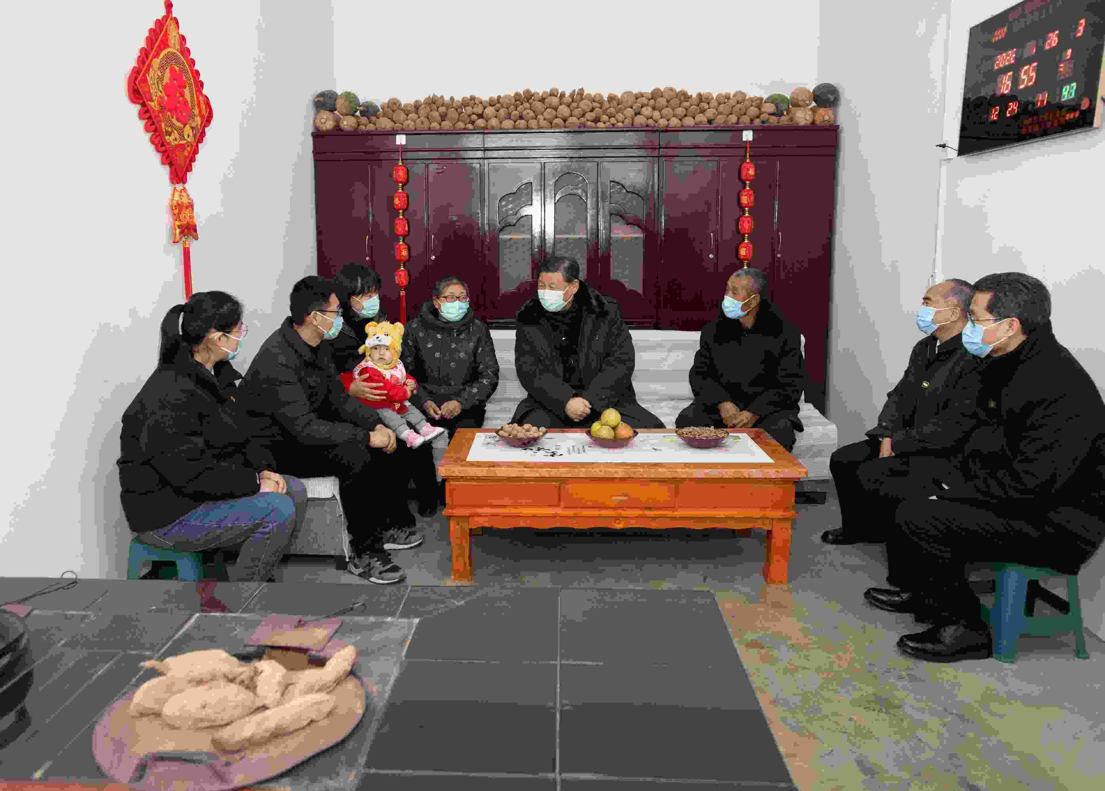 △2022年1月26日，中共中央總書記、國家主席、中央軍委主席習(xí)近平在臨汾市汾西縣僧念鎮(zhèn)段村同村民蔡文明一家親切交流。