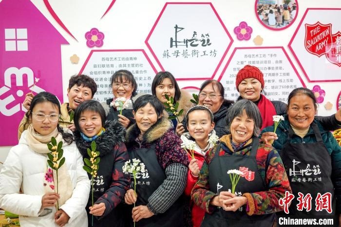 “蘇母藝術(shù)工坊”文創(chuàng)工作室的姐妹們?！」帕捡x 攝