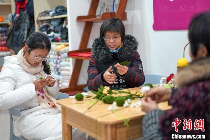 文創(chuàng)工作室的姐妹們正在鉤織月桂葉片?！」帕捡x 攝