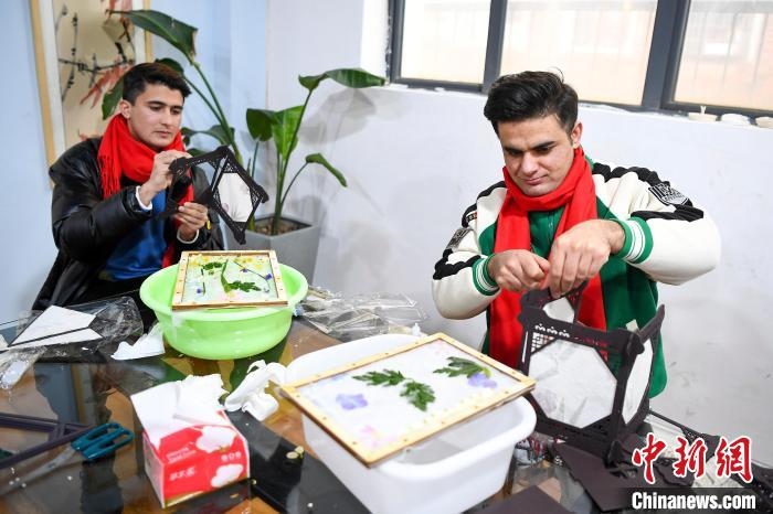 巴基斯坦留學(xué)生制作燈籠?！钊A峰 攝