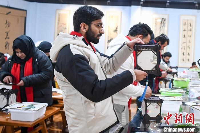巴基斯坦留學(xué)生制作燈籠?！钊A峰 攝