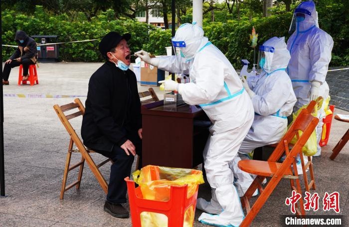 圖為德保縣組織民眾接受核酸檢測?！〉卤？h融媒體中心供圖