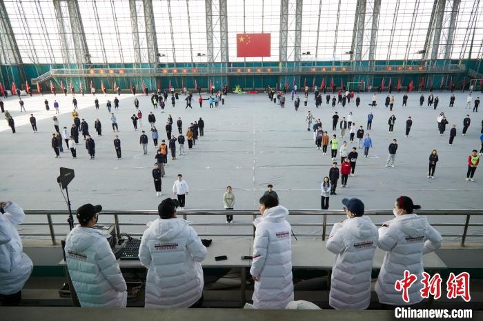 北京冬奧會閉幕式開始前，演員們在進行排練?！埼暮?供圖