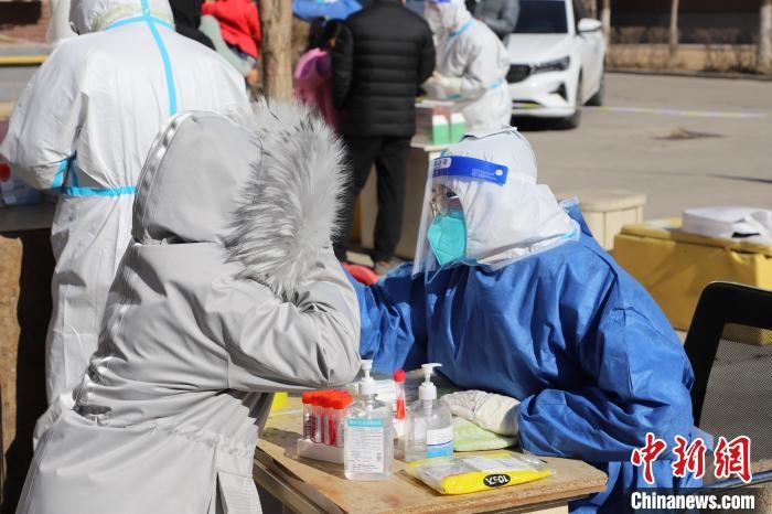 呼和浩特市民做核酸?！埩只?攝