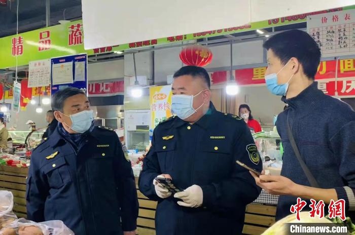 圖為執(zhí)法人員進(jìn)行調(diào)查?！±铈面谩z