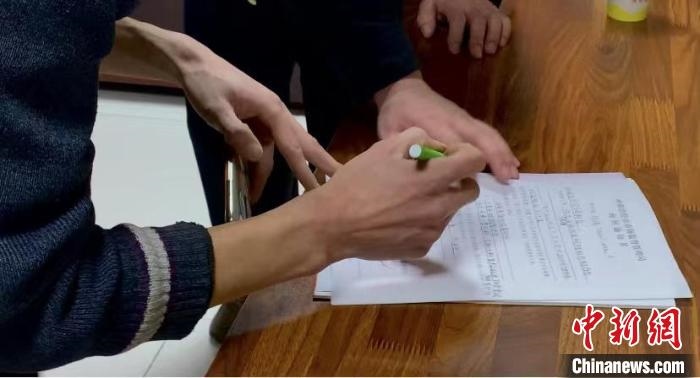 圖為現(xiàn)場(chǎng)下達(dá)詢問(wèn)通知書(shū)。　李婷婷 攝