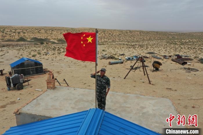 圖為每天升旗是謝寶民的必修課?！∈茉L者供圖