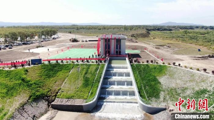 圖為生態(tài)補(bǔ)水現(xiàn)場。　范效孔 攝