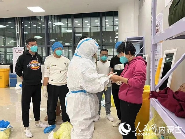 醫(yī)護(hù)人員正在方艙醫(yī)院工作。呼和浩特市第一醫(yī)院供圖