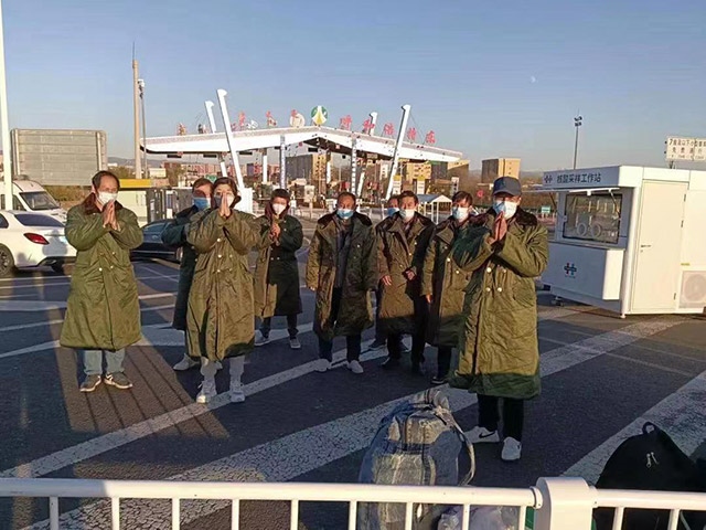 護送農民工安全返鄉(xiāng)。賽罕區(qū)民政局供圖