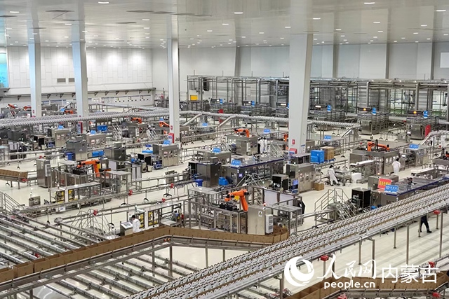 伊利健康谷液態(tài)奶生產(chǎn)基地。人民網(wǎng)記者 趙夢月攝