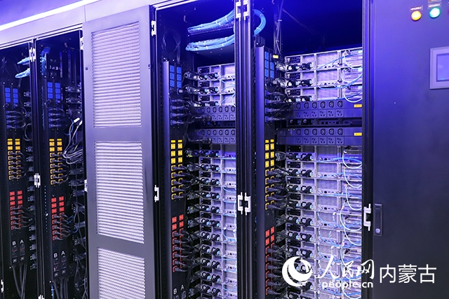 內(nèi)蒙古高性能計算公共服務平臺機房。人民網(wǎng)記者 苗陽攝
