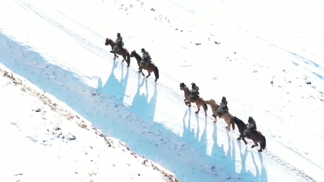 迎著朝陽(yáng)在邊防線上巡邏的執(zhí)勤官兵。賴志強(qiáng) 攝.webp.jpg