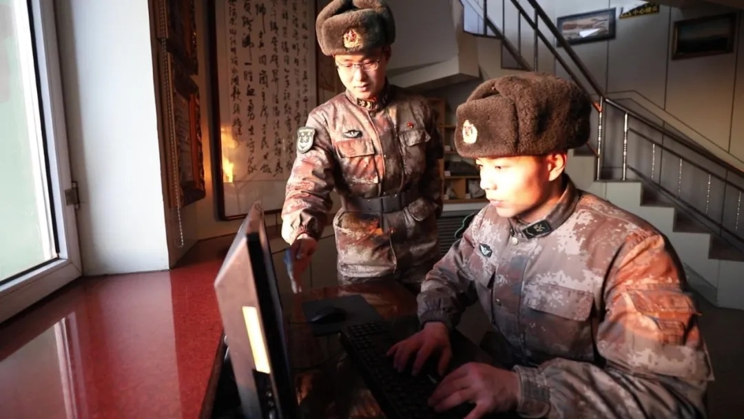 哨所內(nèi)，官兵們熟練操作視頻監(jiān)控系統(tǒng).webp.jpg