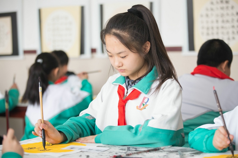北重一小，學(xué)生正在書寫毛筆字 (2).jpg