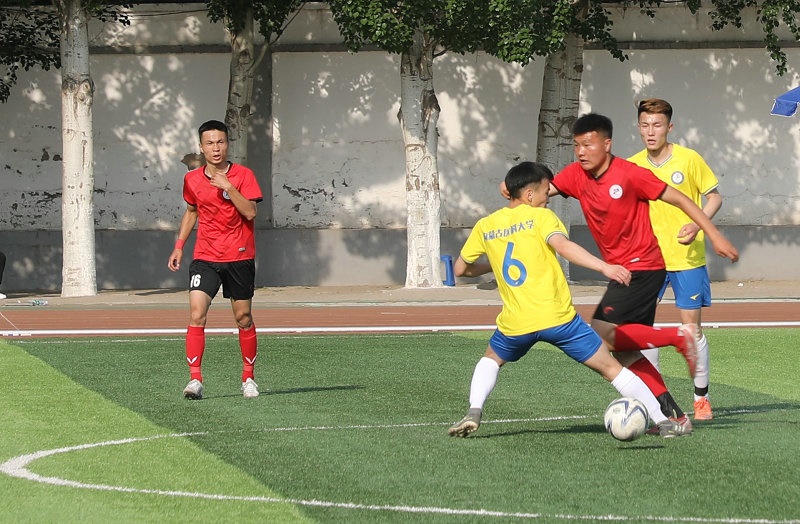 2.大學生足球聯(lián)賽本科組比賽現(xiàn)場，內(nèi)蒙古工業(yè)大學（紅色）對陣內(nèi)蒙古醫(yī)科大學.jpg