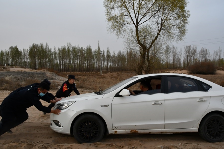 1678079621440473.jpg 幫助群眾將陷入沙堆汽車(chē)推出.JPG