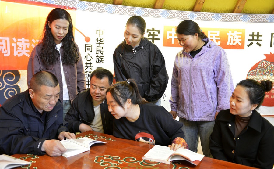 1713945668411857.jpeg 2老年人開(kāi)展閱讀活動(dòng).jpeg