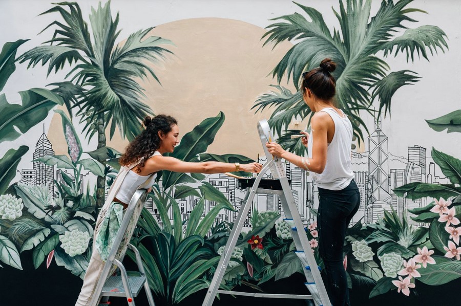 05. 藝術(shù)家梅慧欣、連佩汶與她們創(chuàng)作的壁畫作品.jpg