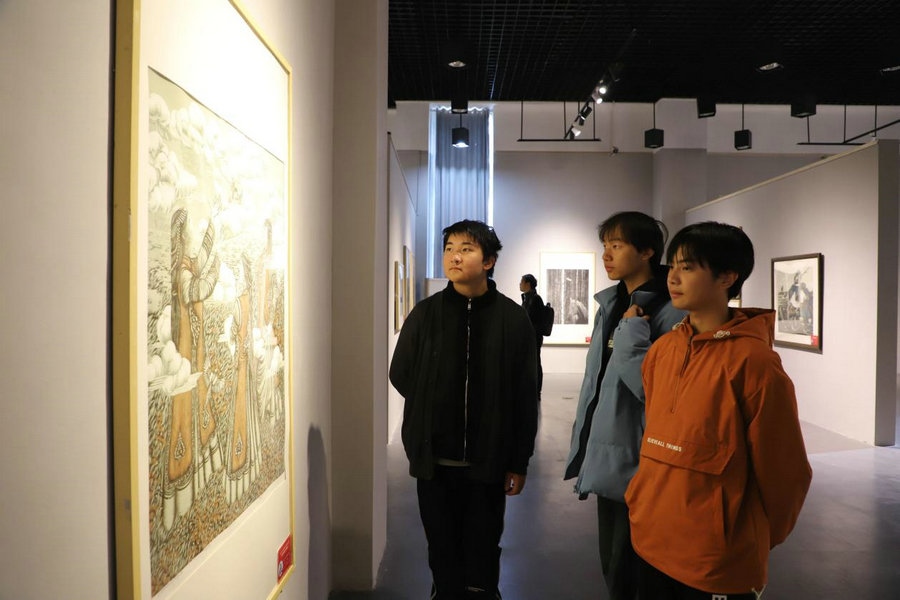 1732502201103637.jpg 觀(guān)展.jpg