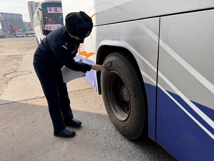 1737613475776766.jpg 交警4.jpg