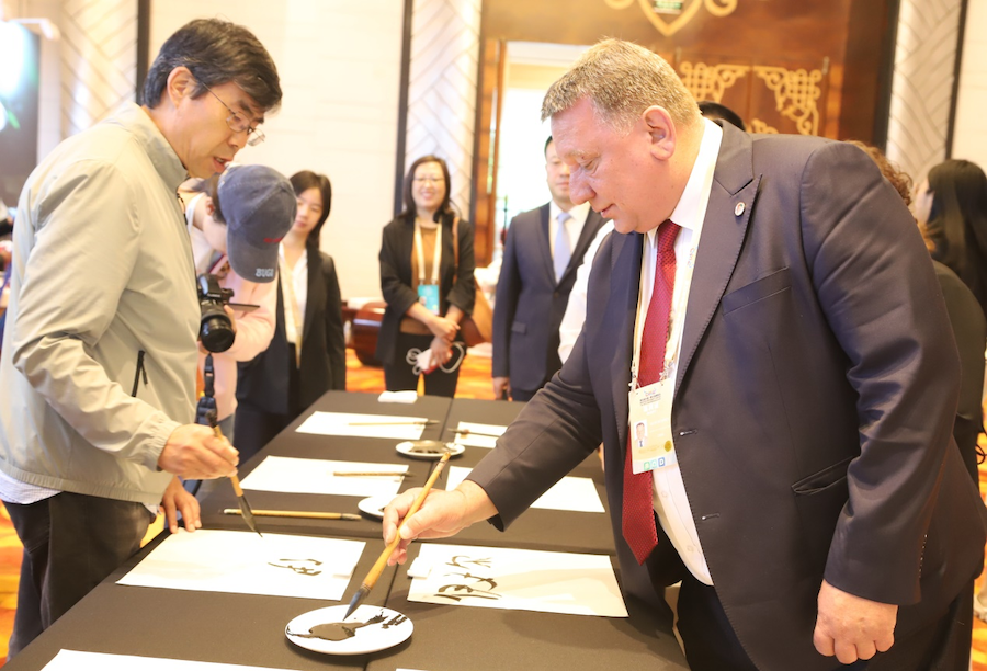 非遺、書法、文創(chuàng)齊亮相！2025年國家重要橋頭堡智庫論壇讓中外嘉賓讀懂北疆文化