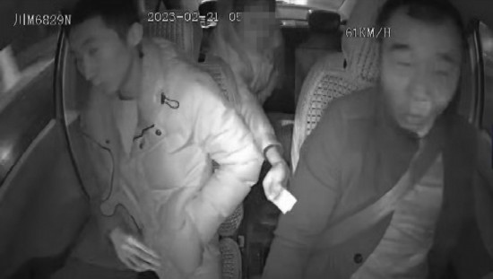 凌晨女子打車到江邊，并掏出百元大鈔給司機(jī)稱不用找了。資陽公安供圖