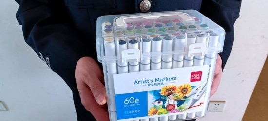 民警送上的馬克筆。資陽市公安供圖