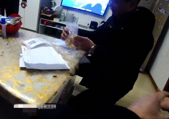 失主對照清單清點黃金等貴重物品。資陽市公安供圖