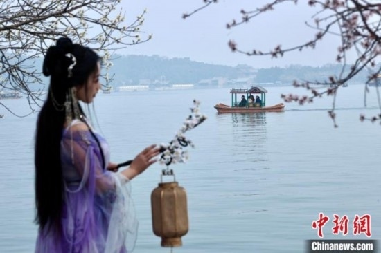 圖為游客在昆明湖畔游玩。<a target='_blank' data-cke-saved-href='/' href='/'><p align=