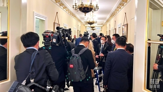  △等待進入會場的新聞記者擠滿走廊。（總臺央視記者程鋮拍攝）