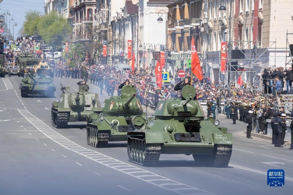 5月9日，在俄羅斯符拉迪沃斯托克市，坦克編隊(duì)參加閱兵式。新華社發(fā)（郭飛洲攝）