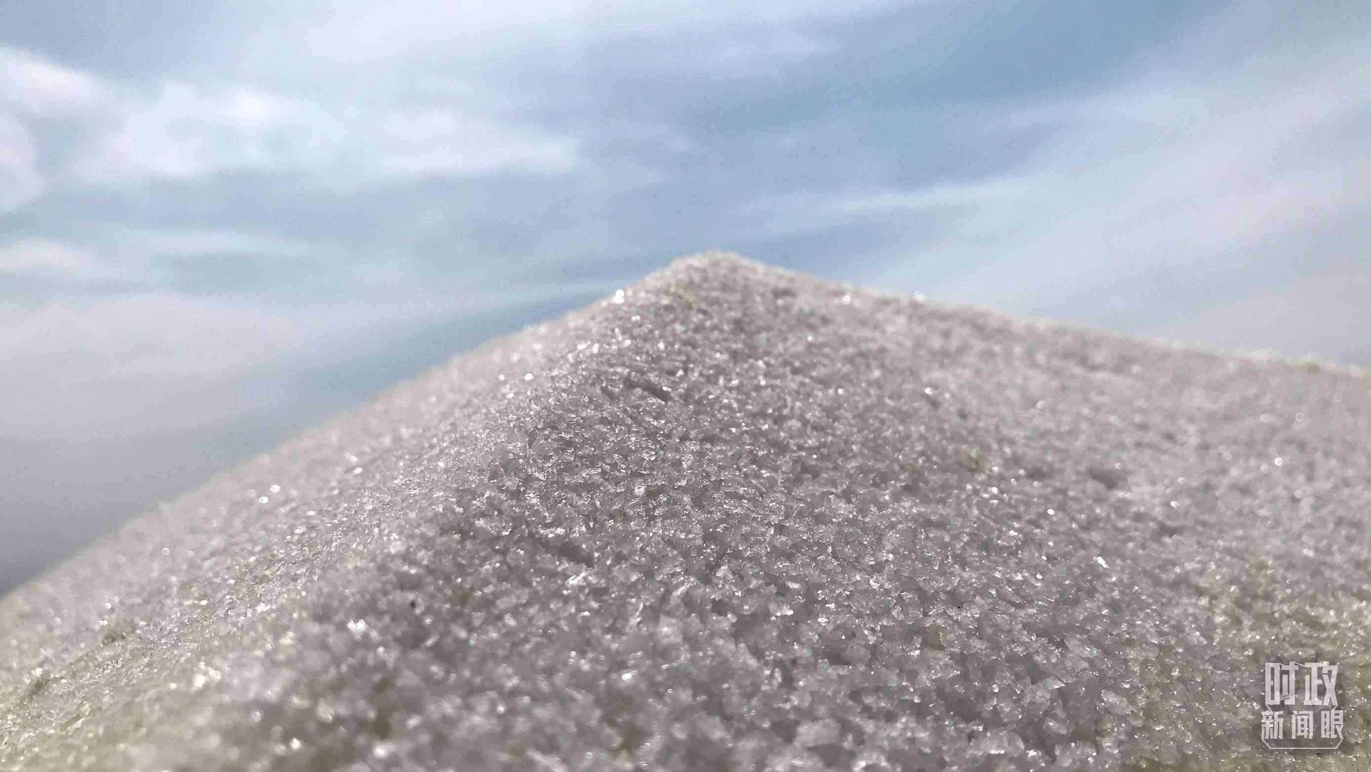 △鹽湖出產(chǎn)的河?xùn)|大鹽。（總臺(tái)央視記者石偉明拍攝）