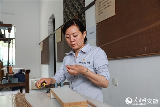 撈紙需要兩位師傅默契配合。人民網(wǎng)記者 張俊攝