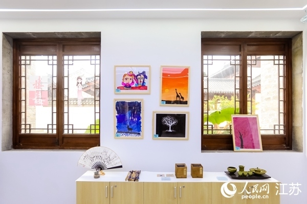 “棲棲小店”的文創(chuàng)產(chǎn)品展示廳。人民網(wǎng)記者 馬曉波攝