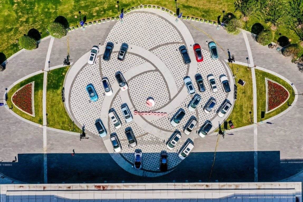 峰會(huì)戶外整車展示區(qū)俯瞰圖。（受訪者供圖）