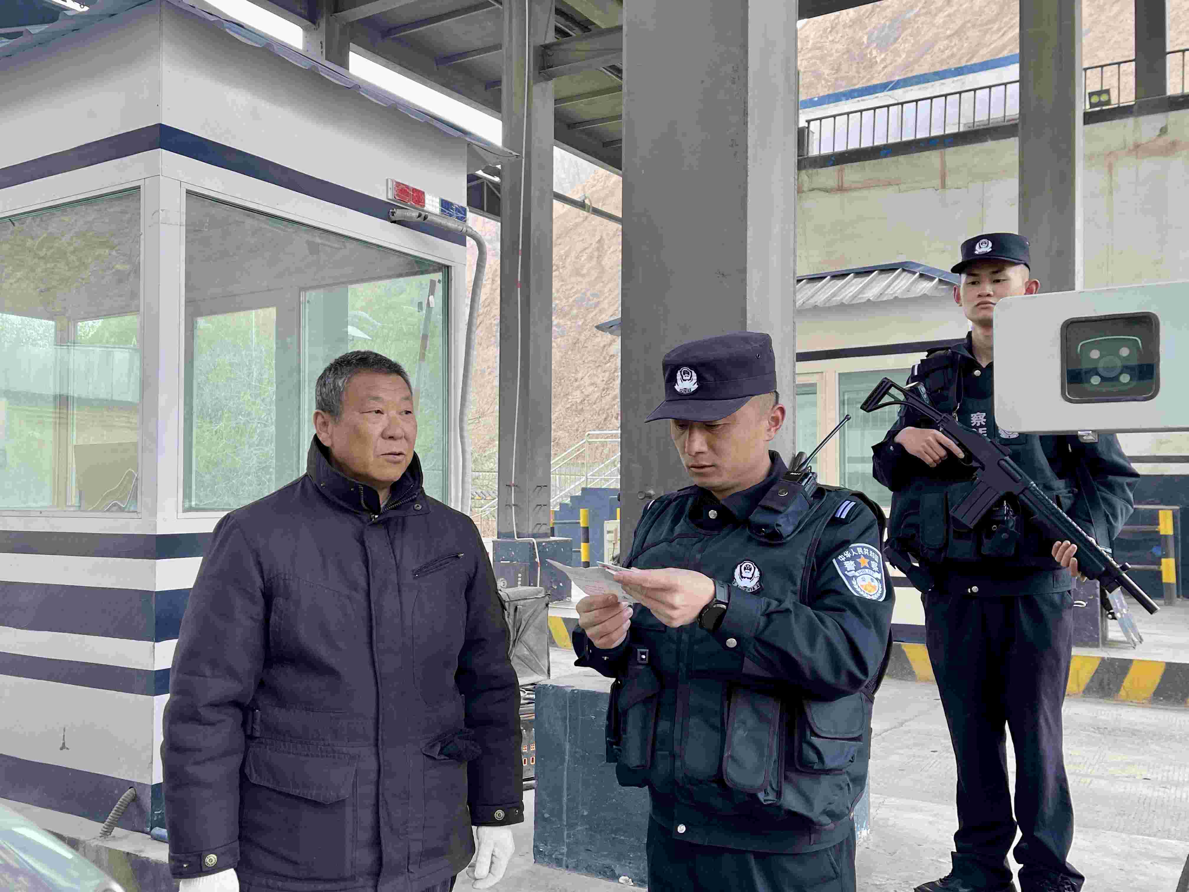 在庫地邊境檢查站，陳暢核對進出邊境管理區(qū)人員信息。人民網(wǎng) 周靜圓攝