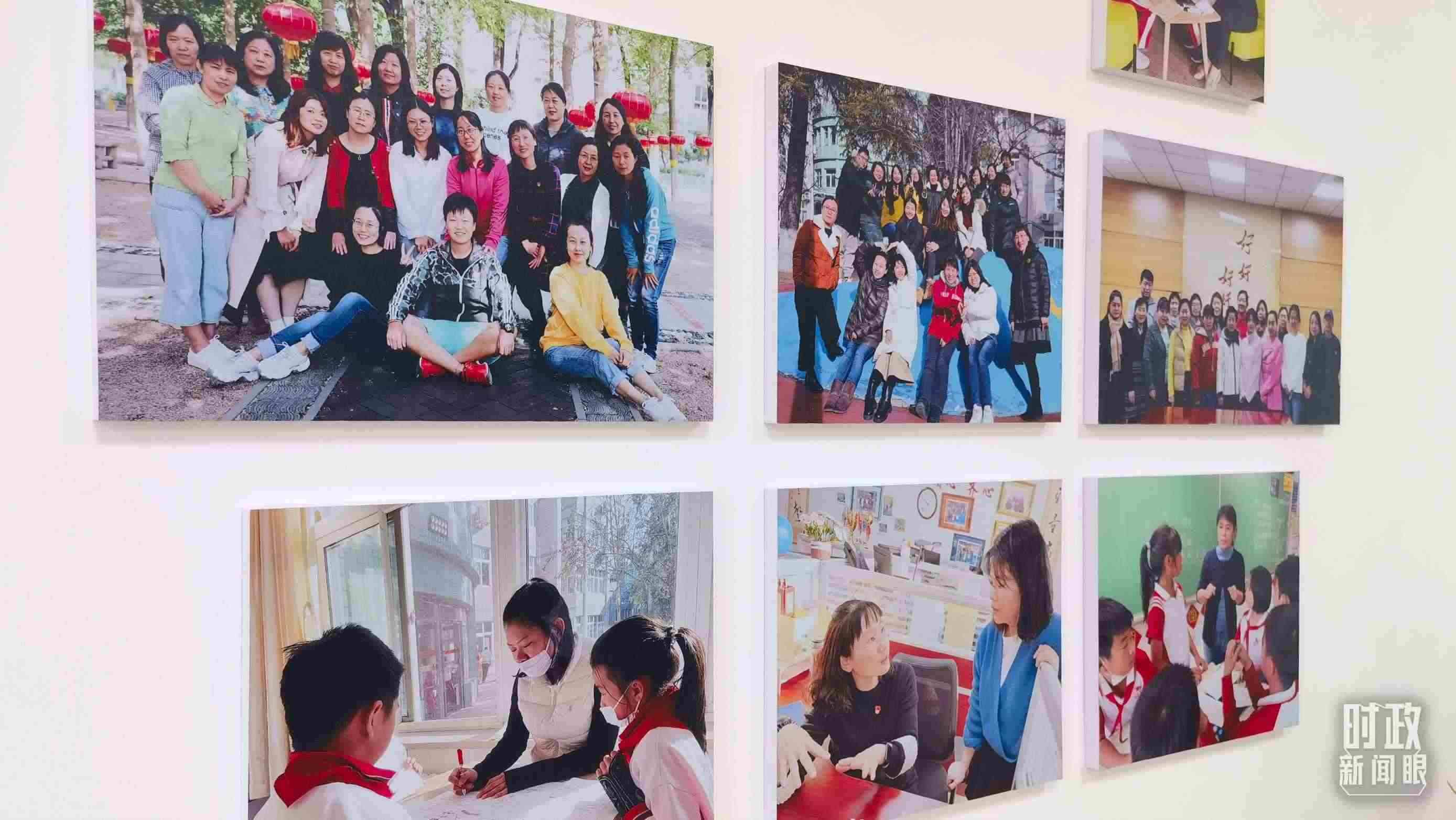 △五年級(jí)教師辦公室內(nèi)的合影展板。（總臺(tái)央視記者賈林拍攝）