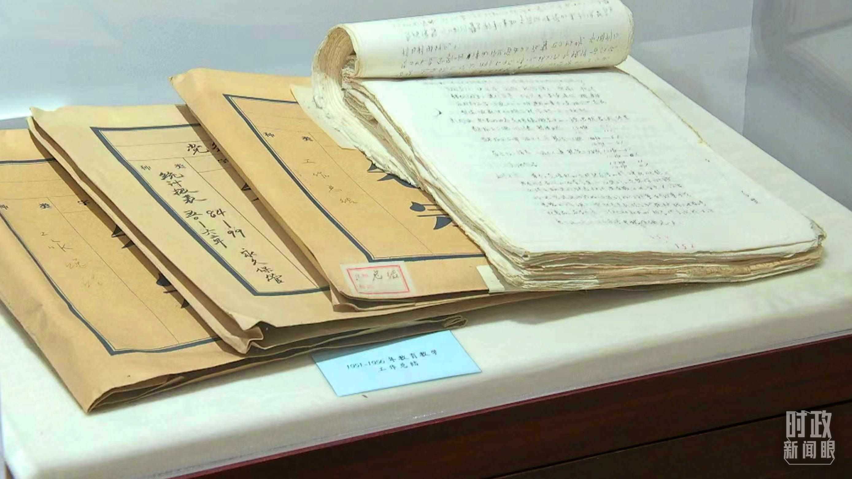 △校史館內(nèi)的教育教學(xué)工作總結(jié)展陳。（總臺(tái)央視記者金雨秋拍攝）