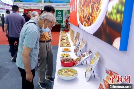 圖為食博會預制菜受歡迎 張暢 攝