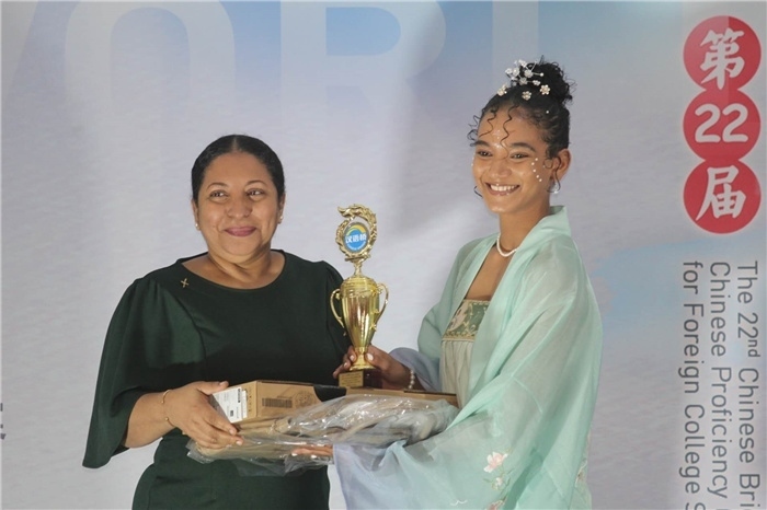 圭亞那大學(xué)校長(zhǎng)默罕默德為獲獎(jiǎng)選手頒發(fā)一等獎(jiǎng)。圭亞那大學(xué)孔子學(xué)院供圖