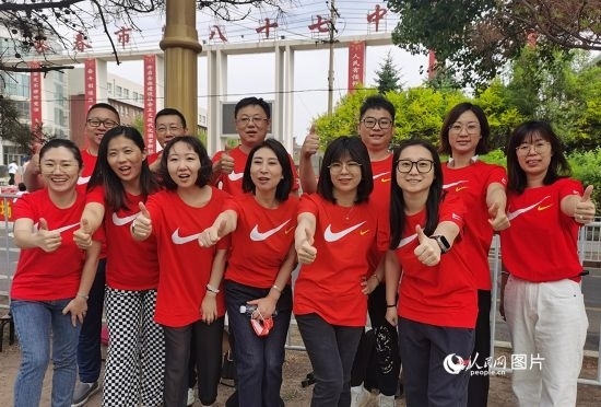 6月7日一早，陽光明媚，天氣涼爽，在長春市第八十七中學(xué)，考生們正陸續(xù)進(jìn)入考場。親友團(tuán)為參加高考的學(xué)子們加油鼓勁。人民網(wǎng)記者 王帝元攝