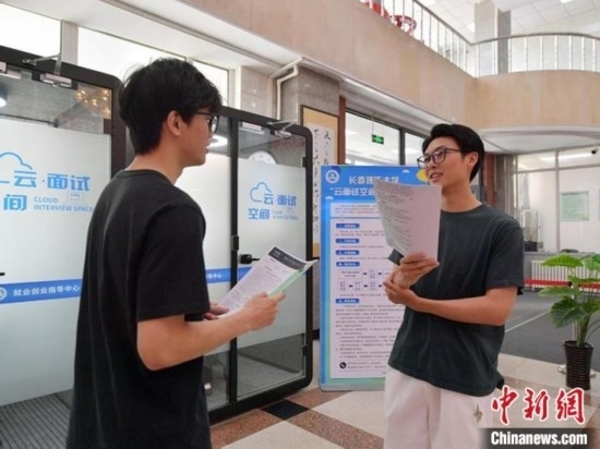 “云面試空間”吸引不少應屆畢業(yè)生前來體驗。劉棟 攝