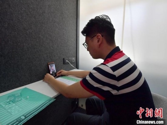 學生通過“云面試空間”進行求職面試。劉棟 攝