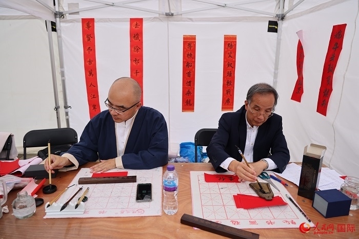 活動(dòng)現(xiàn)場(chǎng)的中國(guó)書法展示。人民網(wǎng)記者 邢雪攝