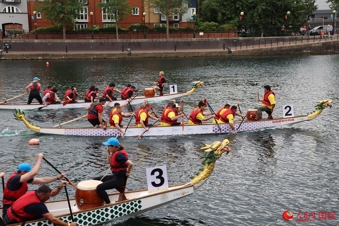 2023全英中華端午龍舟會(huì)比賽現(xiàn)場(chǎng)，幾支隊(duì)伍你追我趕。人民網(wǎng)記者 邢雪攝
