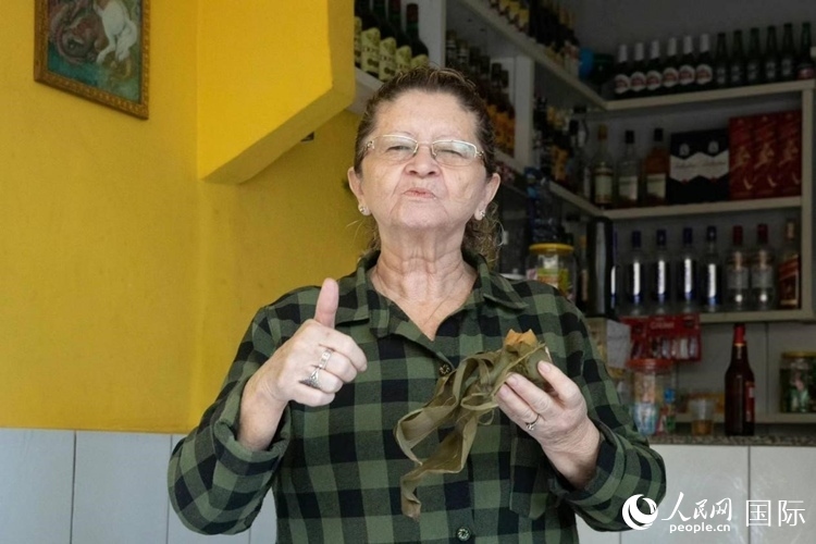 圣瑪塔社區(qū)居民品嘗粽子。王天聰攝