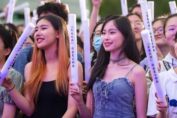 場(chǎng)下觀眾十分熱情。人民網(wǎng)記者 翁奇羽攝