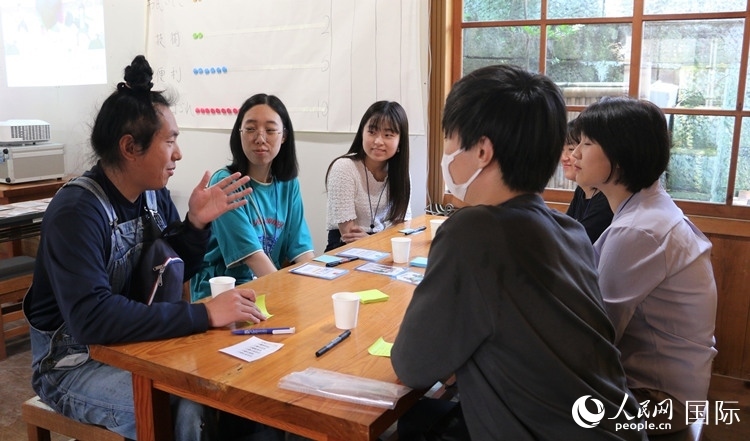 通過卡片游戲，模擬如何解決海洋垃圾問題。人民網(wǎng) 許可攝